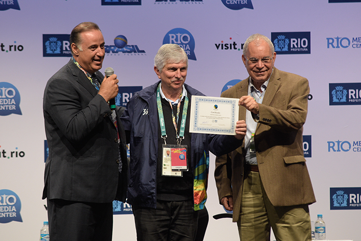 Fairtrade Brasil presenting the certificate-710